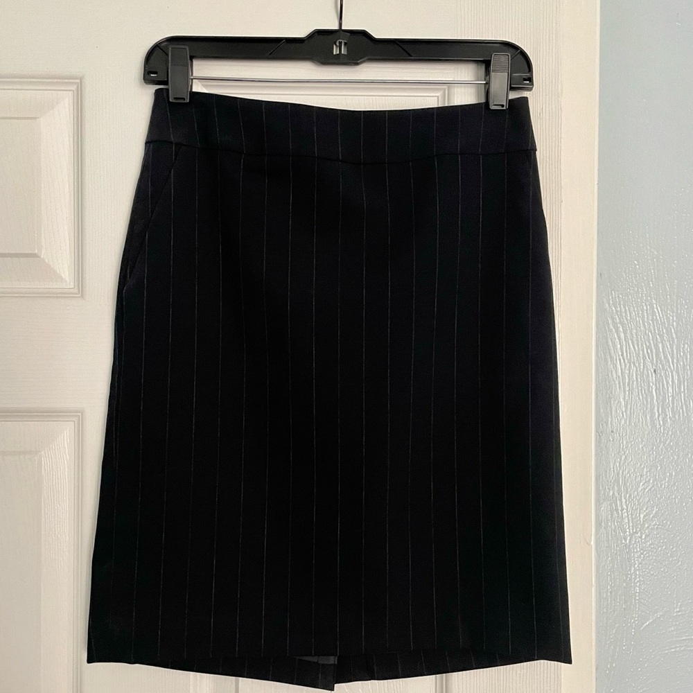 Banana Republic Size 0 Navy pinstripe pencil skirt
